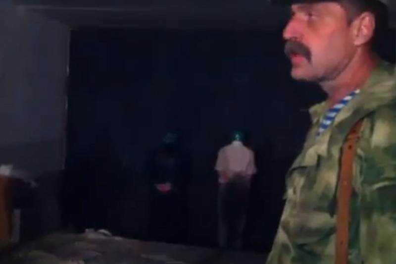 Czy człowiek na zdjęciu to "Bies", separatysta ze Słowiańska, a związani pod ścianą to ukraińscy jeńcy?