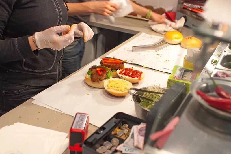 Burgery w lokalu "Krowarzywa" są przygotowywane w specjalnym piecu