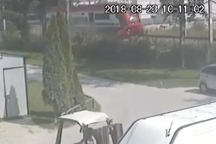 Egzaminator wyjaśniał, że chciał zepchnąć auto.