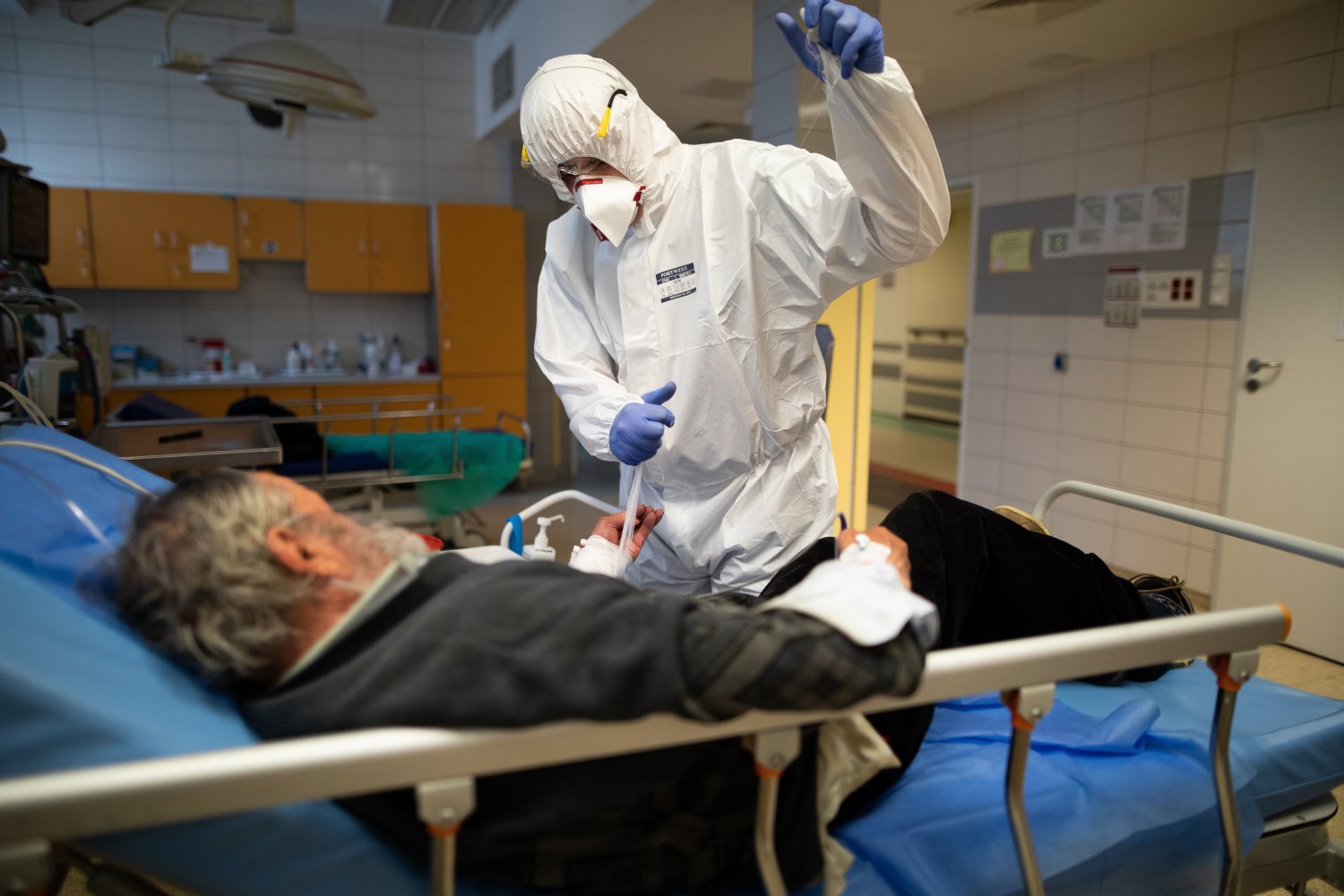 Ponad 16 tysięcy pacjentów w Polsce próbuje pokonać koronawirusa