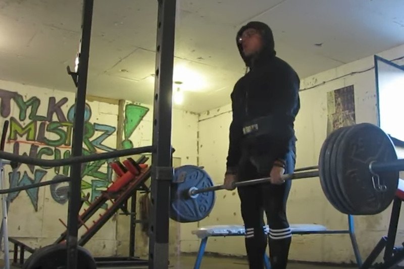 Ksiądz Krzysztof Faron trenuje trójbój siłowy. Na codzień jest w parafii w Ząbkowicach Śląskich.