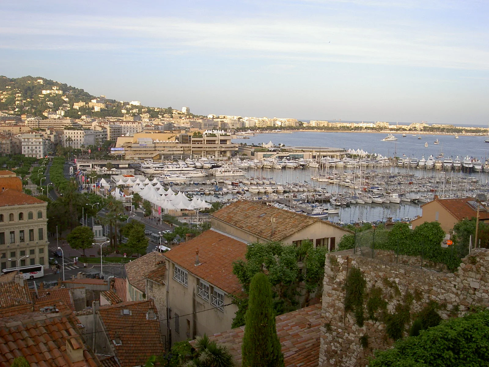 Widok na centrum Cannes z cytadeli wznoszącej się nad miastem.