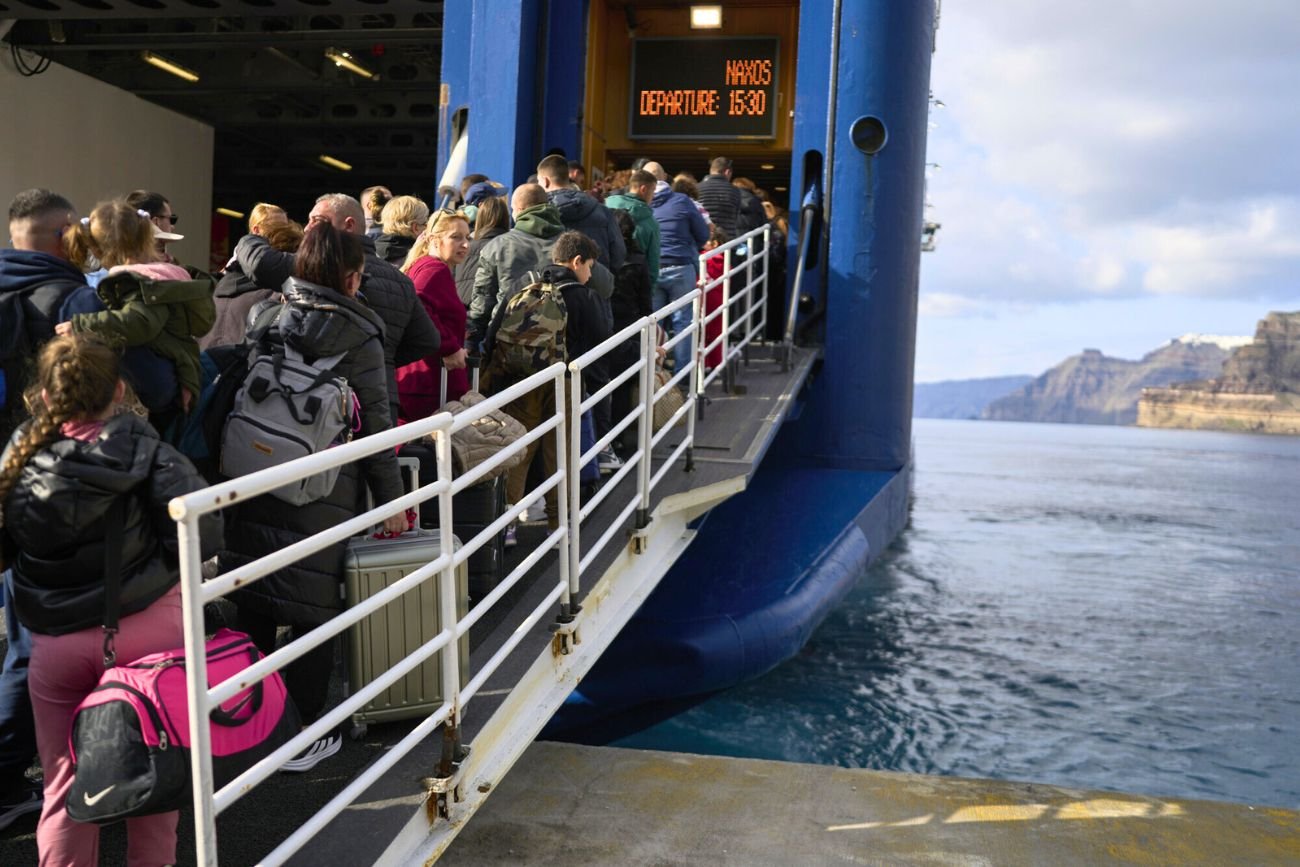 Trzęsienie ziemi na Santorini. Turyści opuszczają wyspę