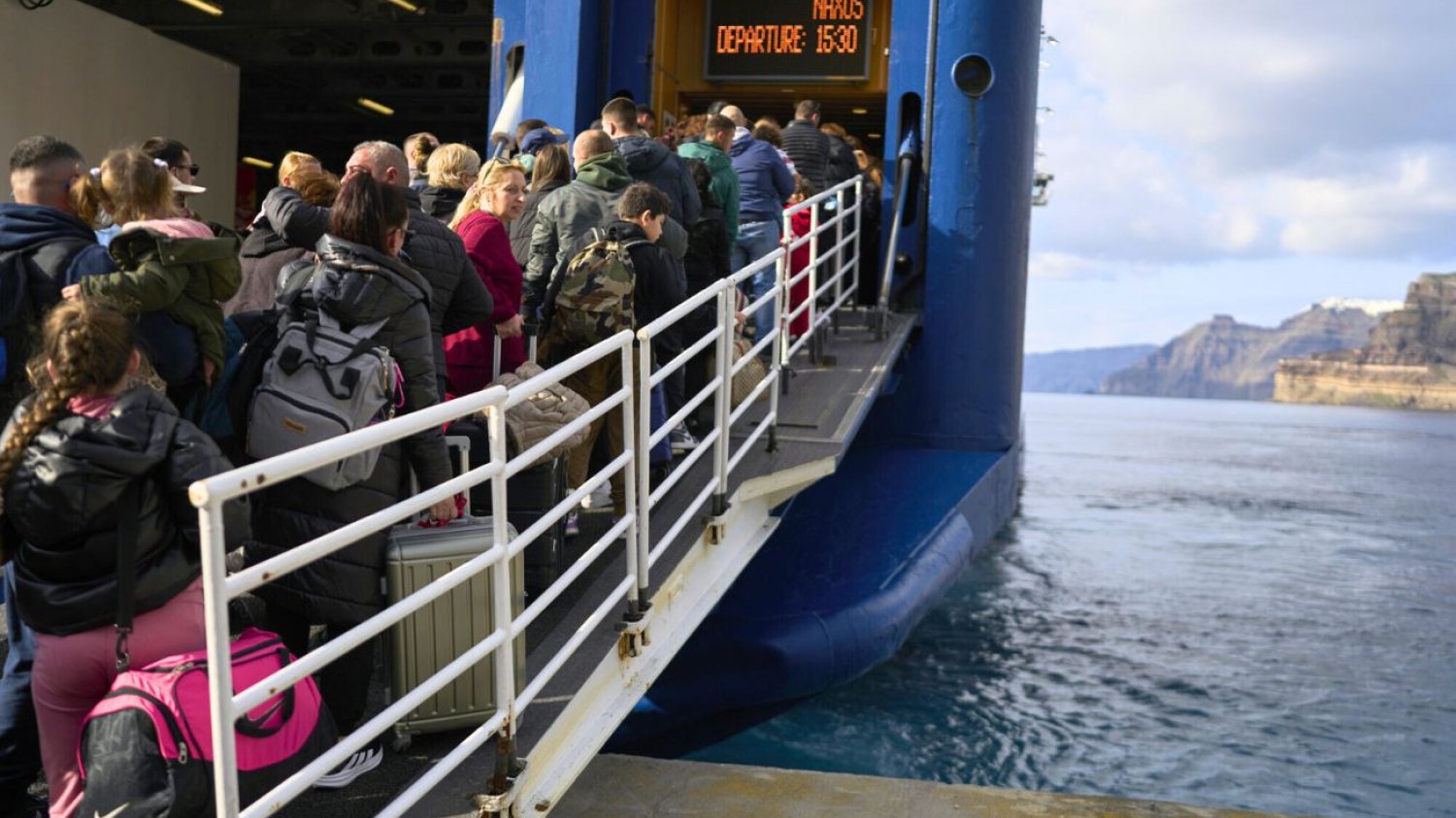 Trzęsienie ziemi na Santorini. Turyści opuszczają wyspę