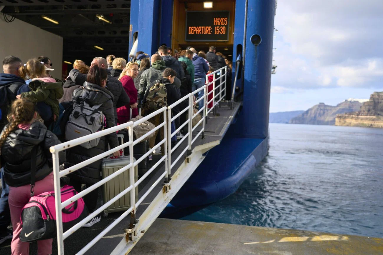 Trzęsienie ziemi na Santorini. Turyści opuszczają wyspę