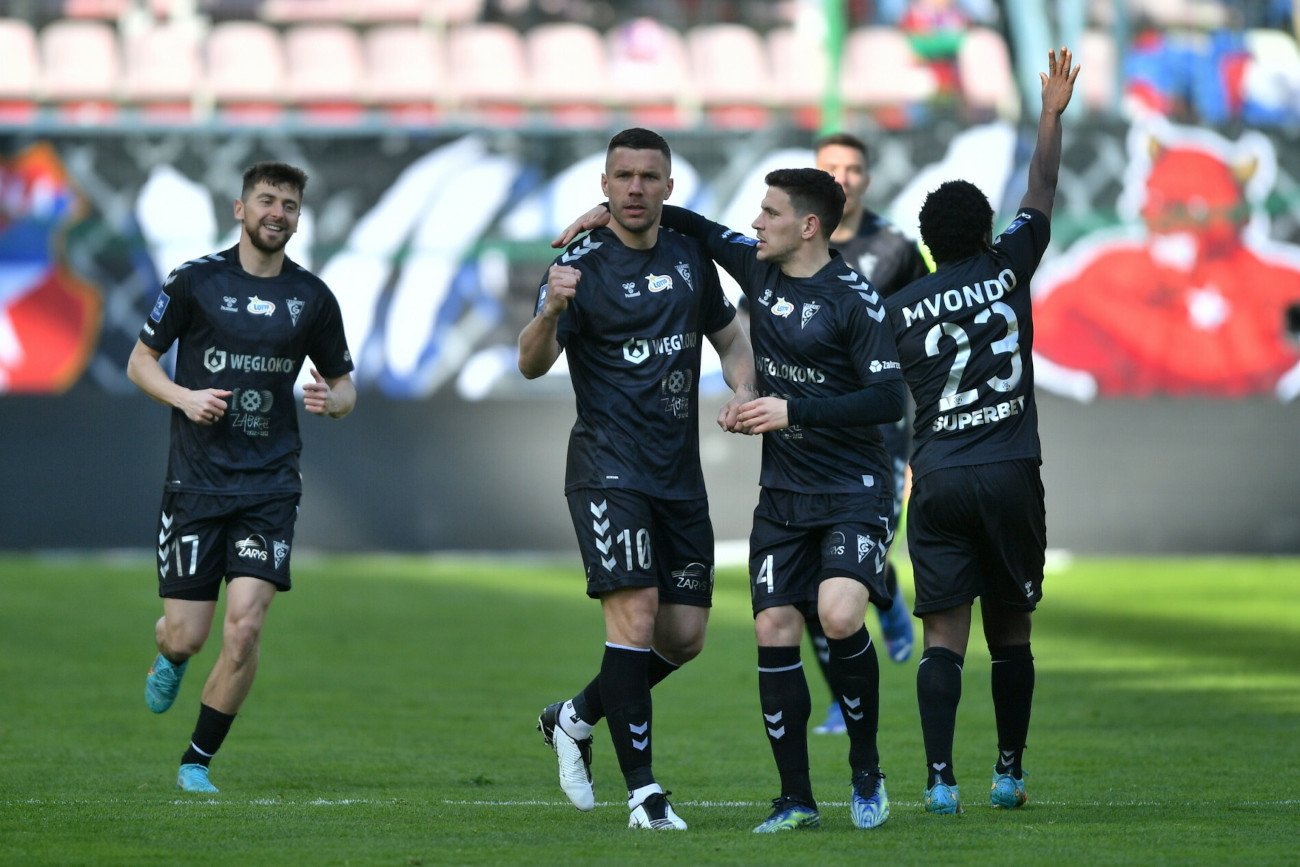 Lukas Podolski zaliczył udany sezon po przeprowadzce do Górnika Zabrze. Mistrz świata postanowił pozostać w klubie.