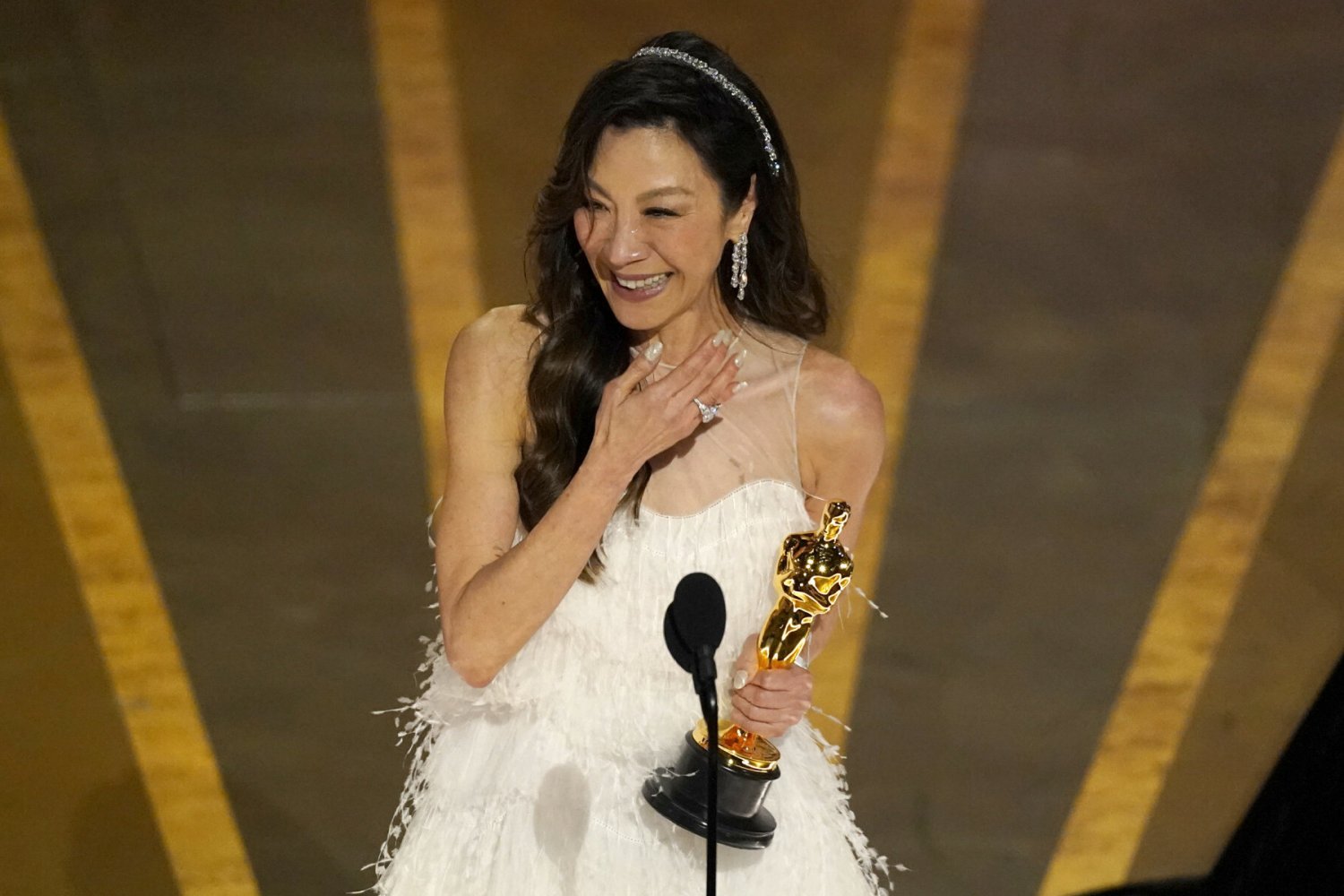 Oscary 2023: Michelle Yeoh najlepszą aktorka Michelle Yeoh z Oscarem