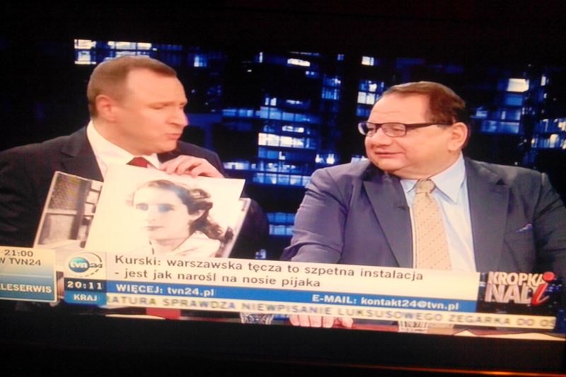 Jacek Kurski pokazuje zdjęcia udowadniające, że jest związany z Warszawą. Dzięki temu jego zdaniem ma prawo zabierać głos w dyskusji o tęczy na Placu Zbawiciela