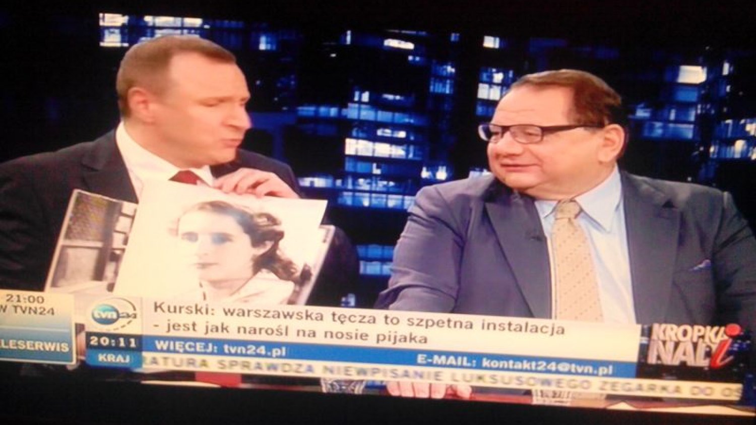 Jacek Kurski pokazuje zdjęcia udowadniające, że jest związany z Warszawą. Dzięki temu jego zdaniem ma prawo zabierać głos w dyskusji o tęczy na Placu Zbawiciela