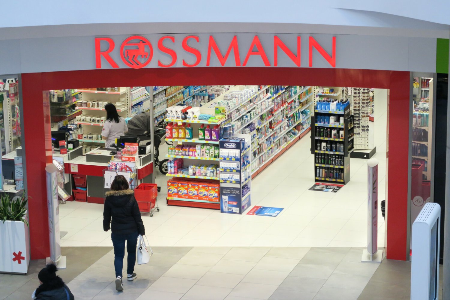 Oto promocje na kultowe perfumy na Black Friday w Rossmannie.