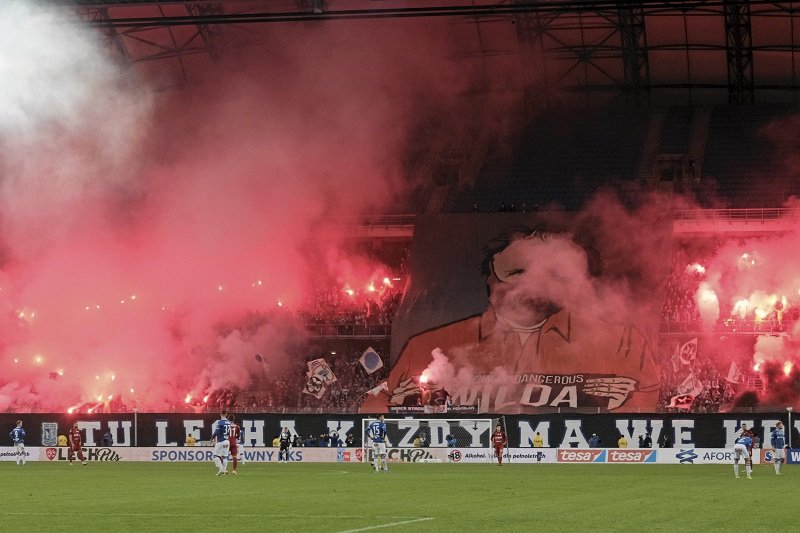 Członek bojówki Lecha Poznań oskarżony o udział w zgwałceniu mężczyzny wibratorem