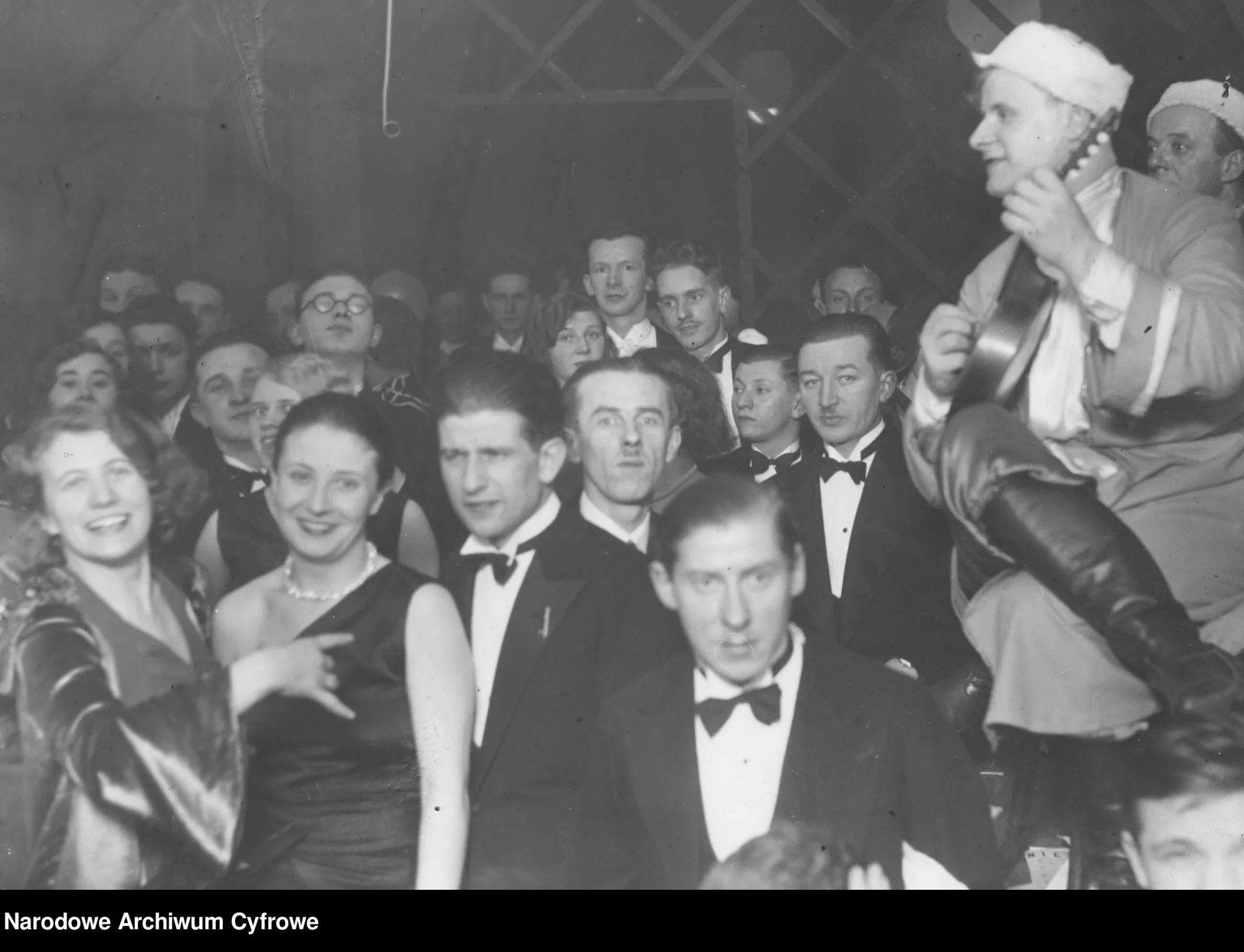 Grupa uczestników balu karnawałowego zorganizowanego przez Towarzystwo Bratniej Pomocy studentów Politechniki Warszawskiej, 1932 rok.