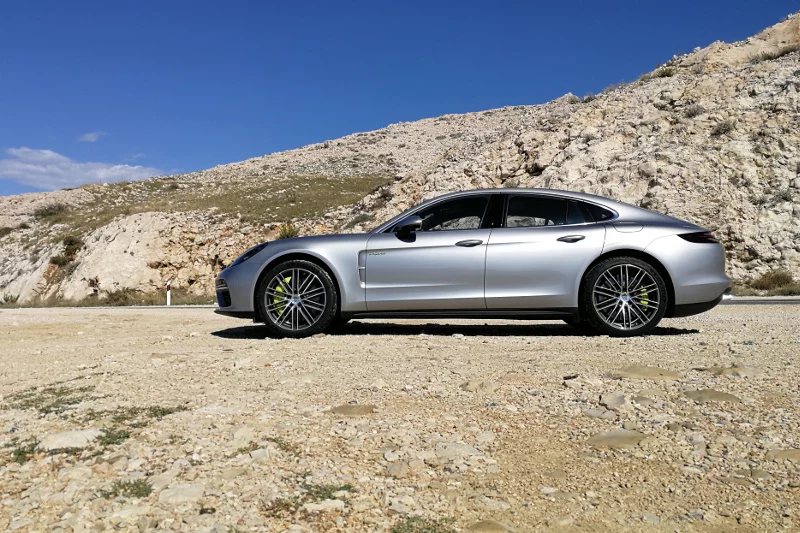 Dwa silniki w hybrydowym Porsche Panamera mają łącznie 686 koni mechanicznych.