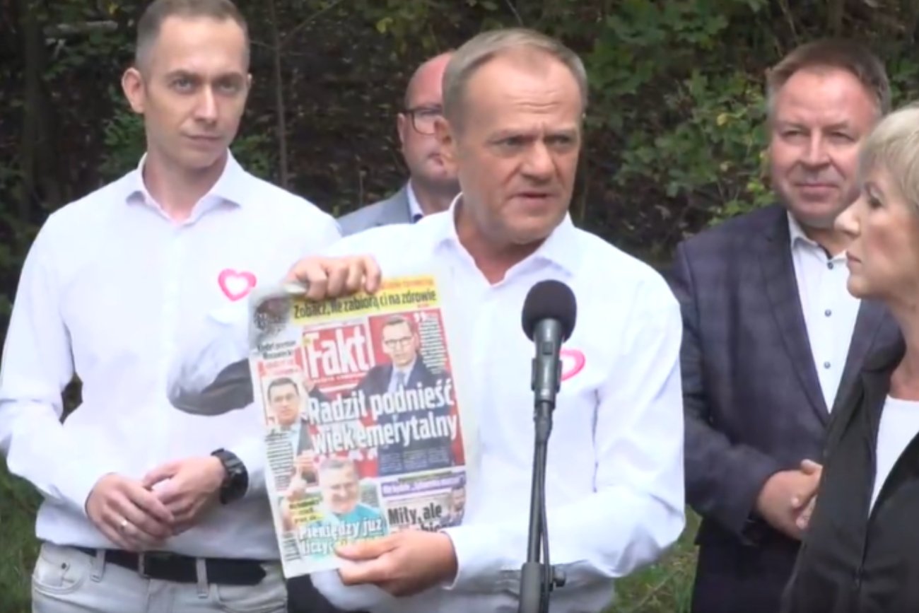 Donald Tusk z okładką "Faktu" zaczepia Morawieckiego. Wiek emerytalny