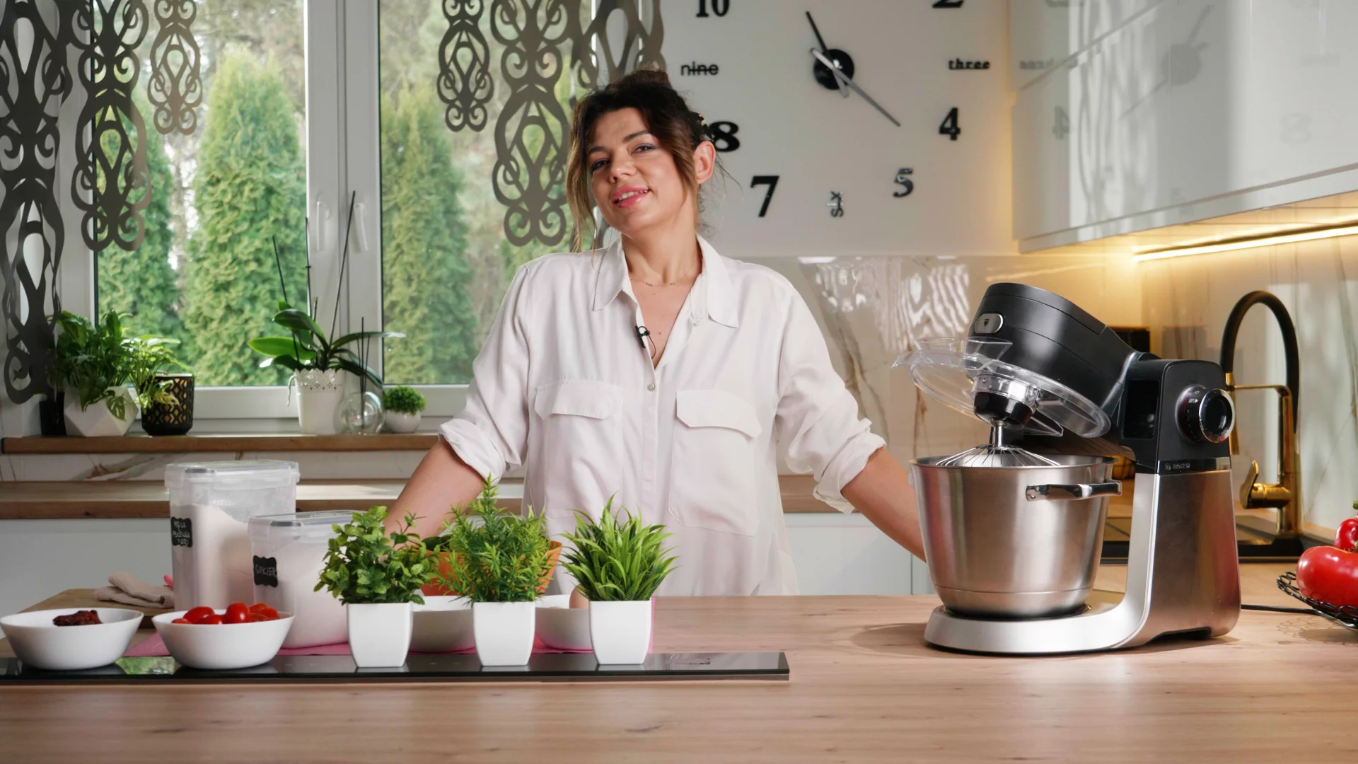 Bosch Serie 6 to planetarny robot kuchenny, którego automatyczne programy i praktyczne akcesoria pomagają przygotować pysznie wyglądające dania niczym z restauracji.