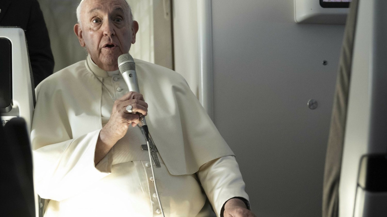 Papież Franciszek podczas rozmowy z dziennikarzami na pokładzie samolotu, wracając z pielgrzymki do Bahrajnu.