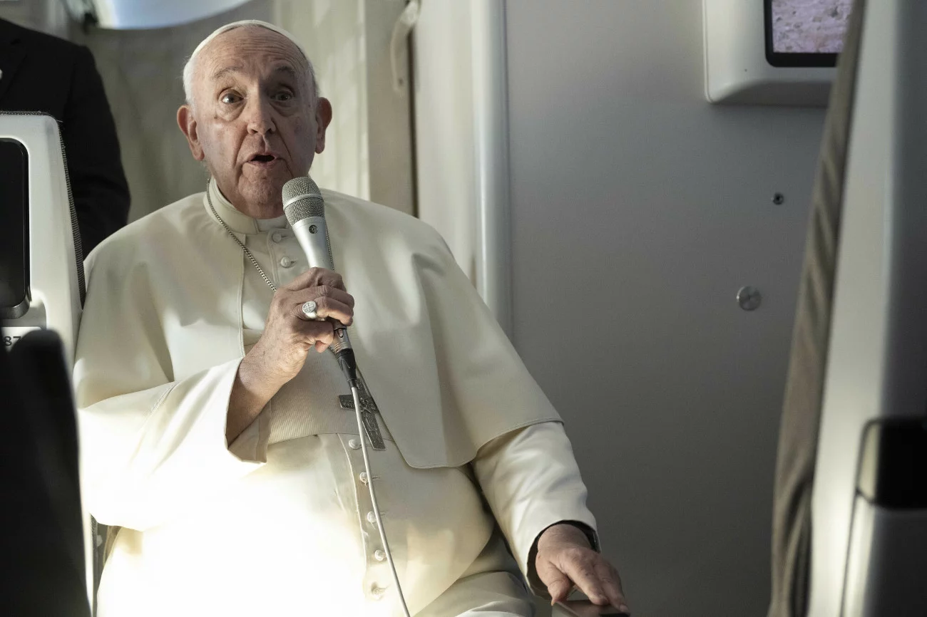 Papież Franciszek podczas rozmowy z dziennikarzami na pokładzie samolotu, wracając z pielgrzymki do Bahrajnu.