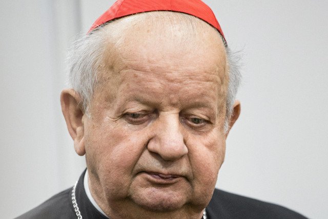 Dziwisz o ponownym pochówku pary prezydenckiej i konieczności przeprowadzenia ekshumacji.