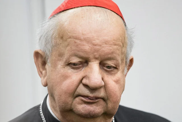 Dziwisz o ponownym pochówku pary prezydenckiej i konieczności przeprowadzenia ekshumacji.
