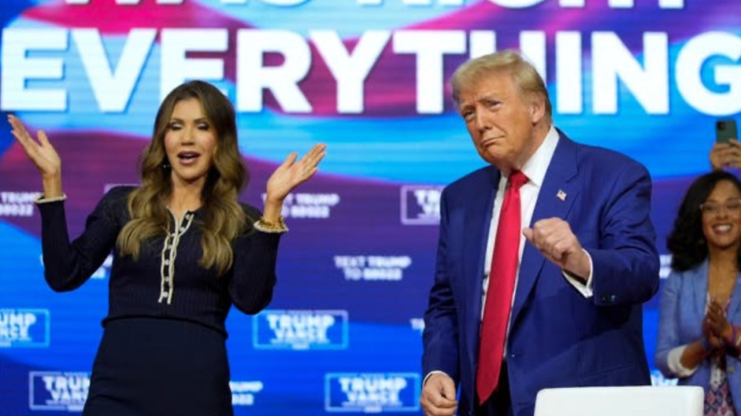 Donald Trump przez ponad 30 minut tańczył na swoim wiecu wyborczym.