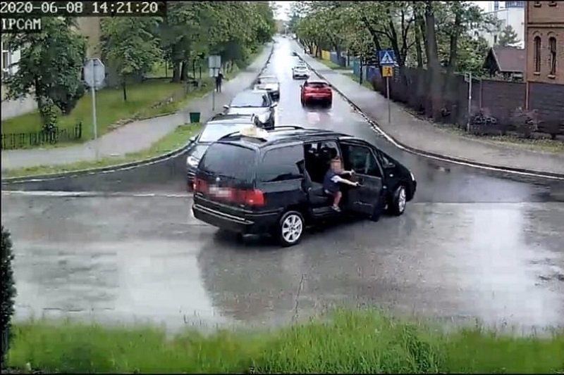 Dziecko wypadło z samochodu w czasie jazdy. Policja pokazała zdjęcia i nagranie.