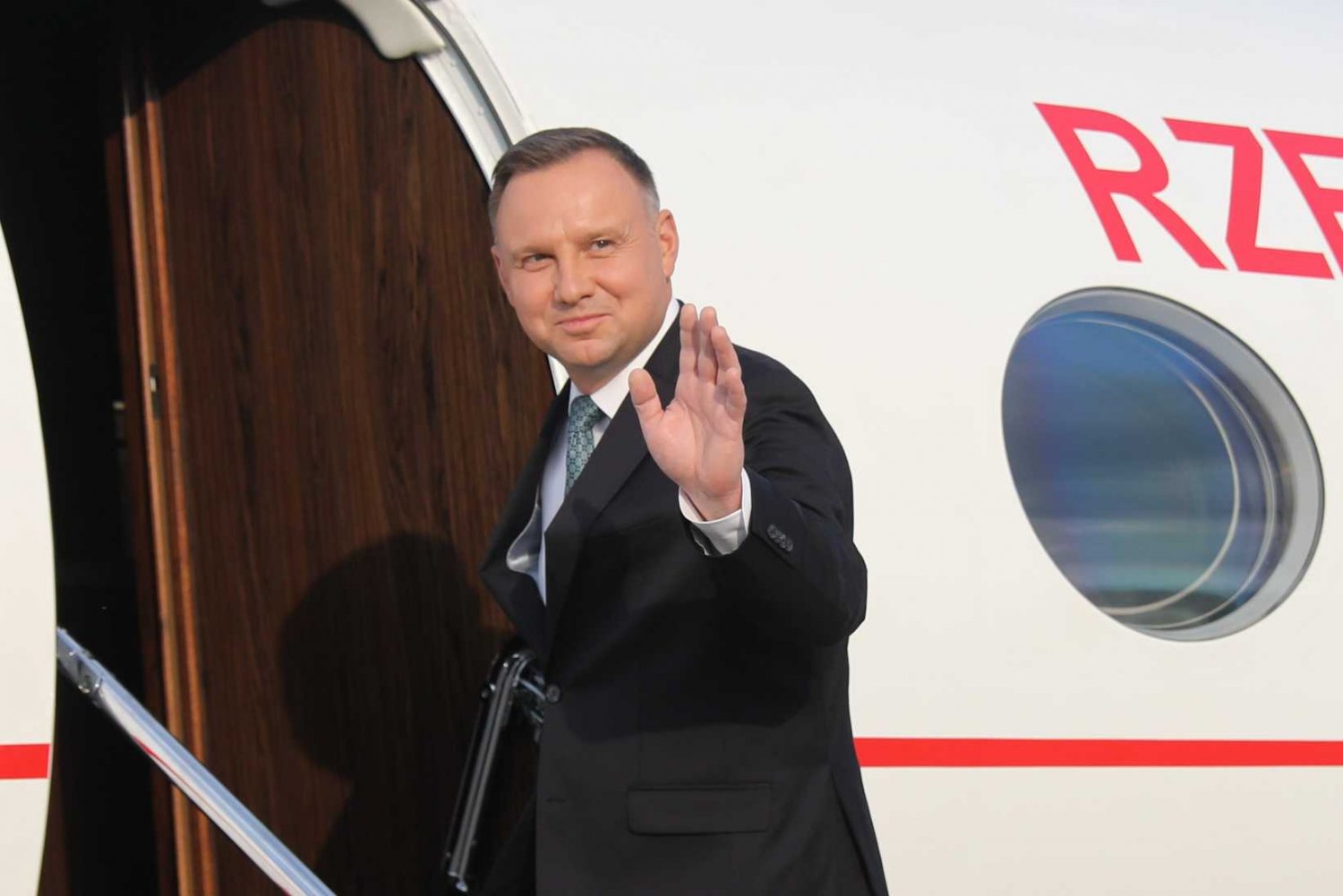 Robert Biedroń zapytał, czy Andrzej Duda trafi na kwarantannę. Ostro odpowiedział mu Paweł Szefernaker.