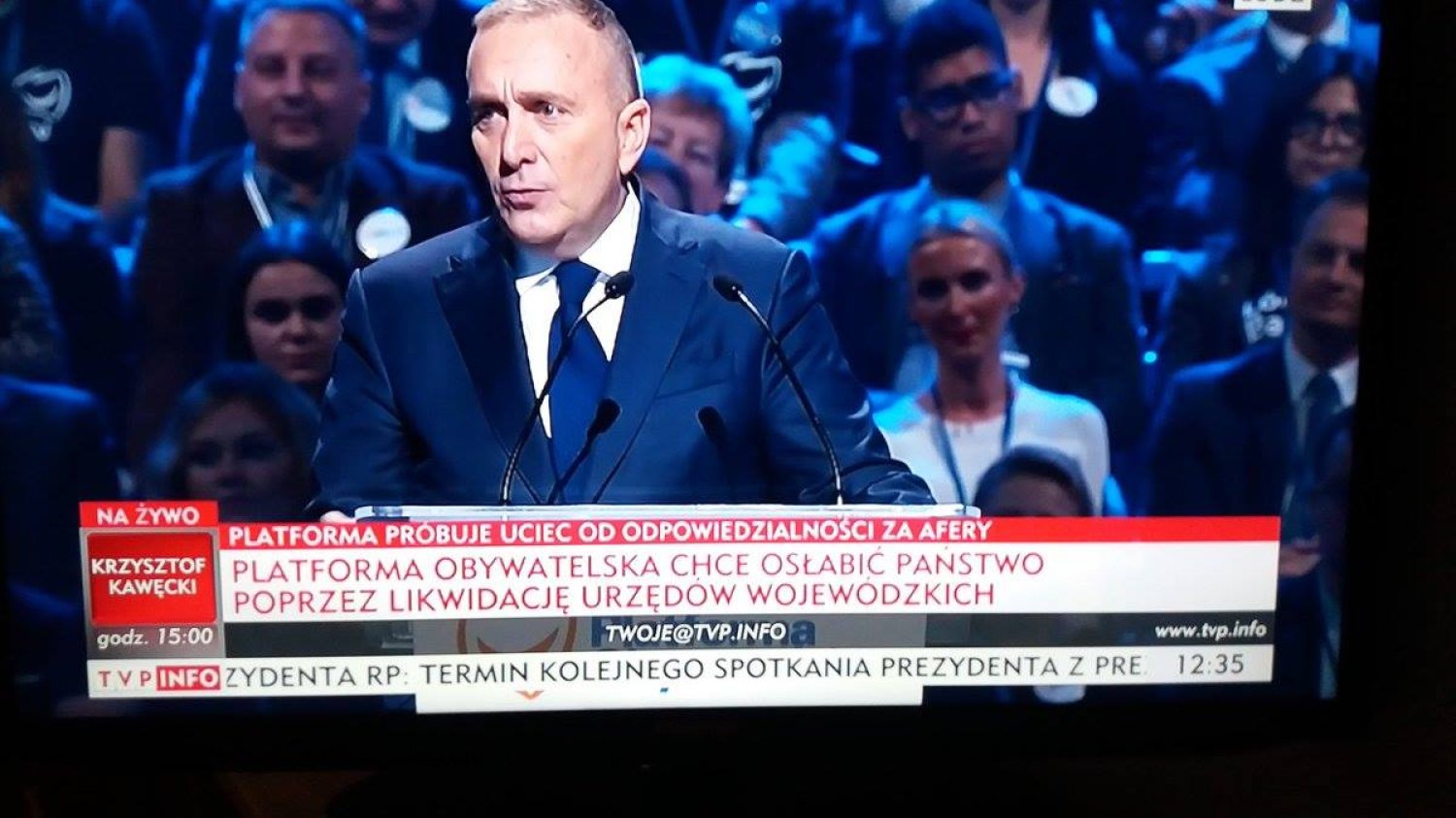 Paski w TVP Info w trakcie wystąpienia Grzegorza Schetyny były absurdalne.