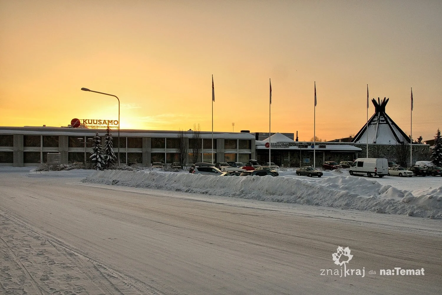 Przykryte śniegiem drogi w fińskim Kuusamo