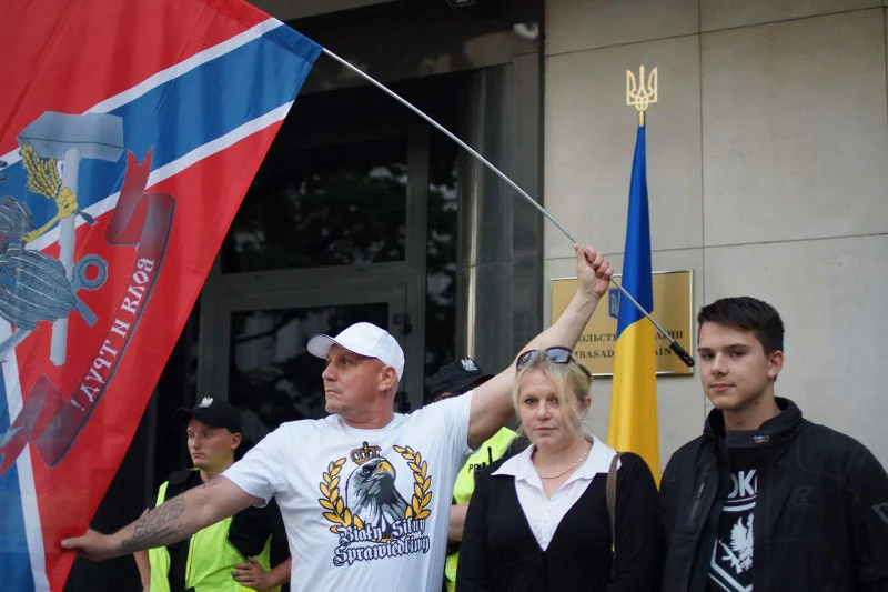 Marcin Żółkowski z flagą tzw. Noworosji na demonstracji przed ukraińską ambasadą.
