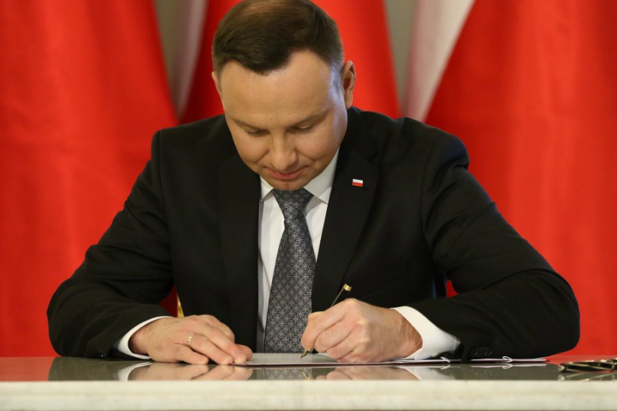 Andrzej Duda skieruje tzw. ustawę o majątku rodzin najważniejszych urzędników państwowych do Trybunału Konstytucyjnego.
