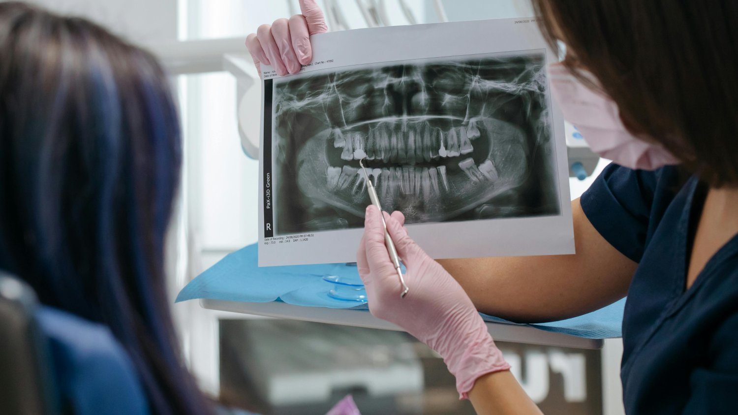 Co można zrobić u dentysty "za darmo" na NFZ? Lista zabiegów i badań Leczenie, zabiegi i badania stomatologiczne finansowane przez NFZ. Lista na 2025 rok