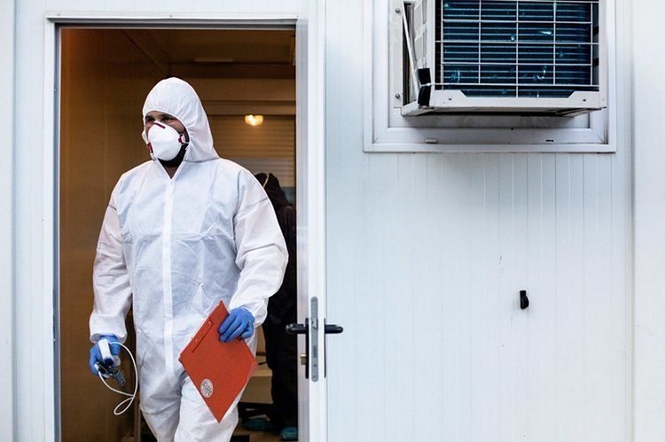 W sobotę odnotowano rekordowy przyrost zakażeń. Nowy raport MZ dotyczący koronawirusa. 1002 zakażenia.