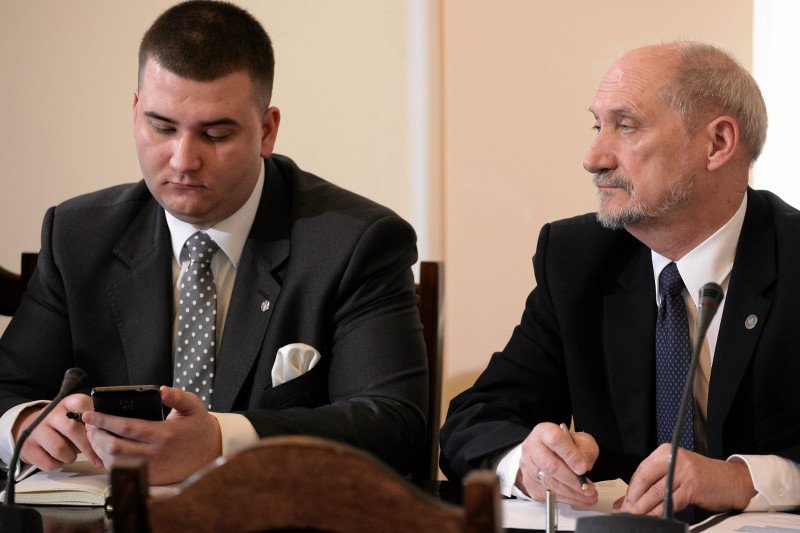 Nazwisko Bartłomieja Misiewicza zniknęło ze strony Polskiej Grupy Zbrojeniowej