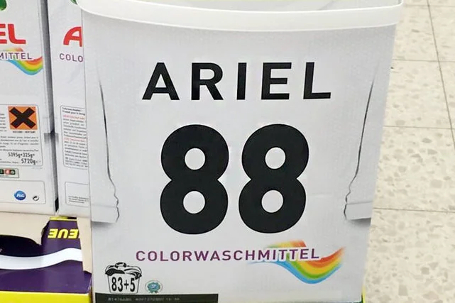 Producenci proszku do prania Ariel 88 potrzebowali pomocy internautów, aby wycofać się z dziwnej reklamy swojego produktu.