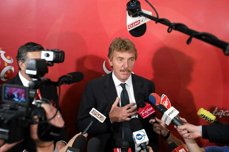 Zbigniew Boniek mówi coś mediom. Za kilka sekund słowa nowego prezesa PZPN pojawią się na Twitterze.