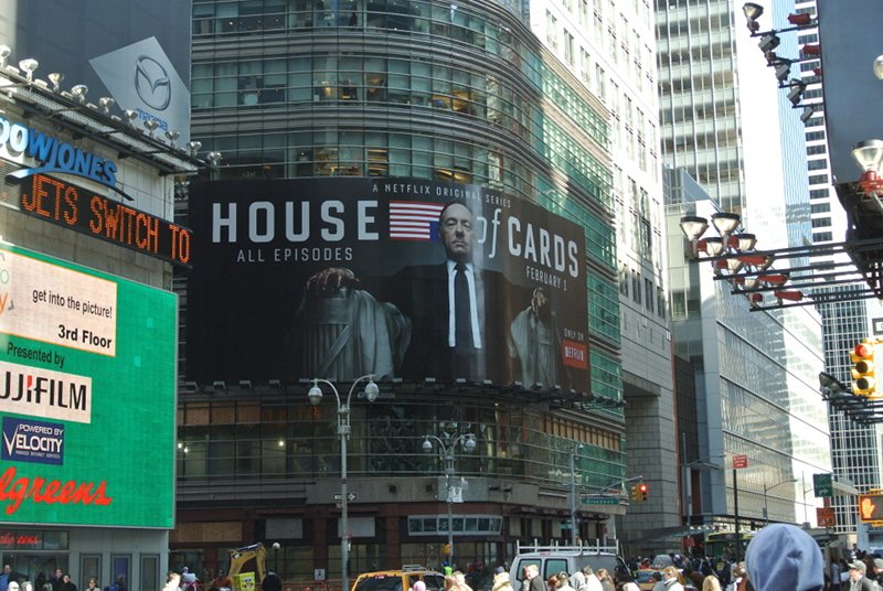 Times Square jest "zawalone" reklamami. Tutaj akurat widać kongresmena Franka Underwooda z "House of Cards".