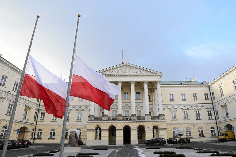 Na znak żałoby narodowej flagi w całym kraju są opuszczane do połowy masztów.