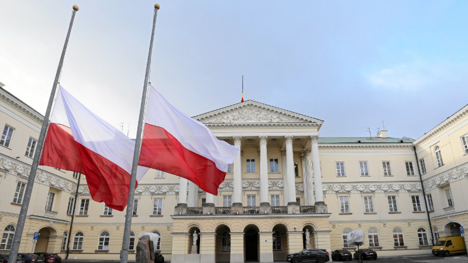 Na znak żałoby narodowej flagi w całym kraju są opuszczane do połowy masztów.