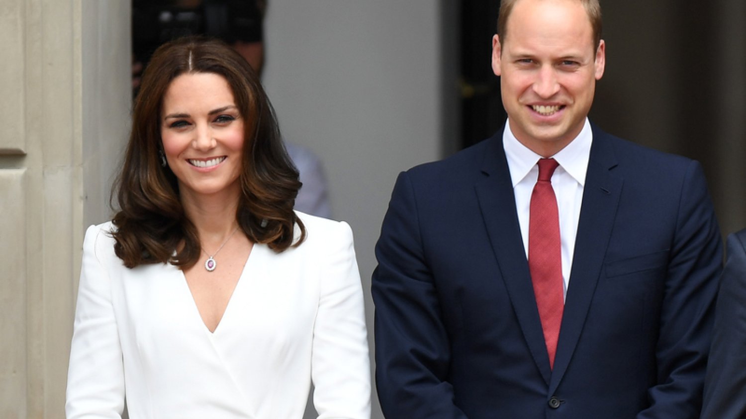 Książę William miał rzekomo zdradzić księżną Kate.