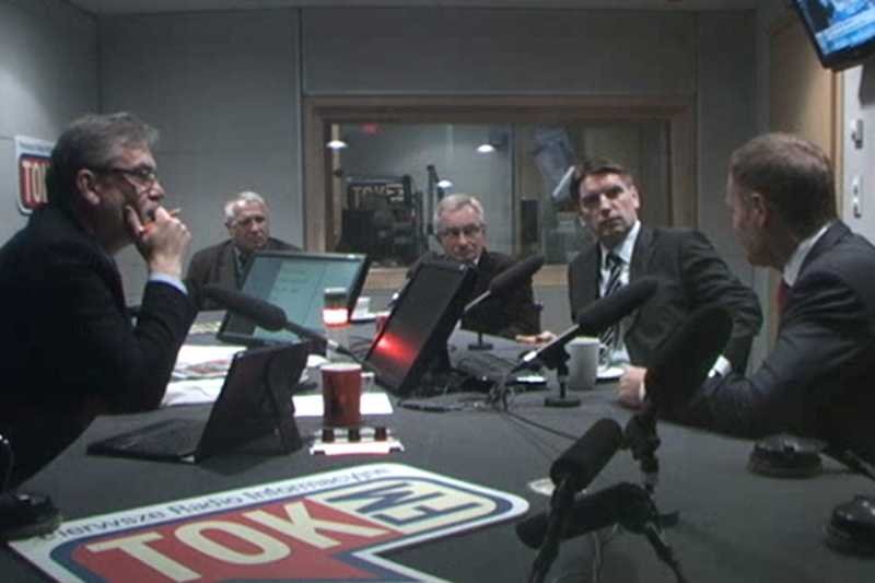 Premier Donald Tusk, Jacek Żakowski, Tomasz Lis, Wiesław Władyka i Tomasz Wołek w studiu radia TOK FM