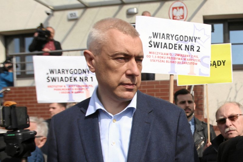 Roman Giertych dziękował w imieniu swojego klienta dziennikarzom za przybycie pod gmach szczecińskiej prokuratury. W piątek odbyło się pierwsze przesłuchanie Stanisława Gawłowskiego.