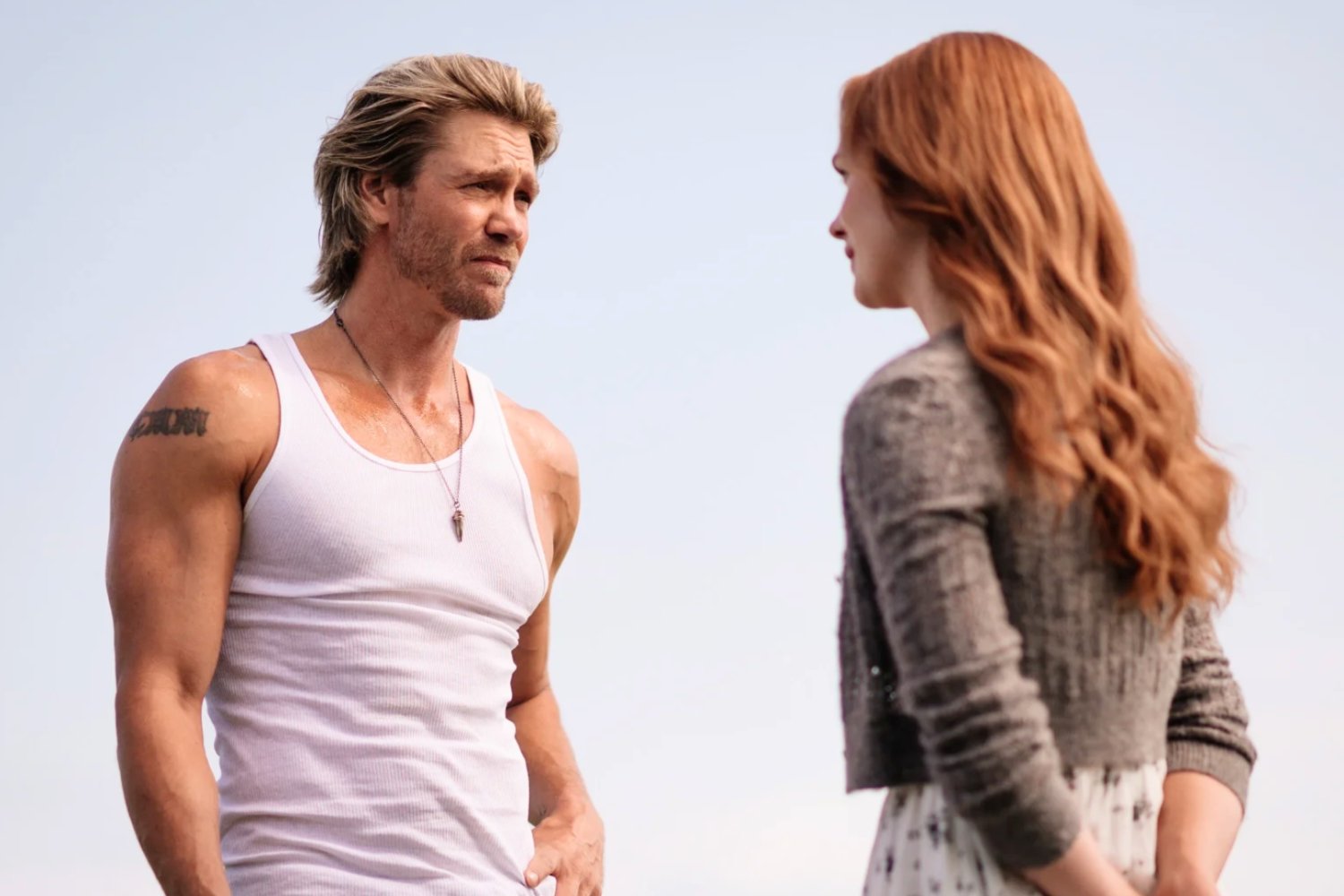 Chad Michael Murray i Morgan Kohan w serialu "Sullivan's Crossing".
