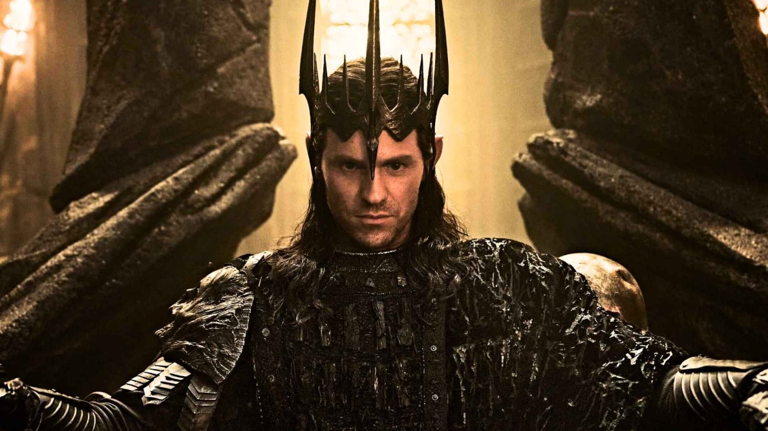 Charlie Vickers jako Sauron w serialu "Władca Pierścieni: Pierścienie Władzy"