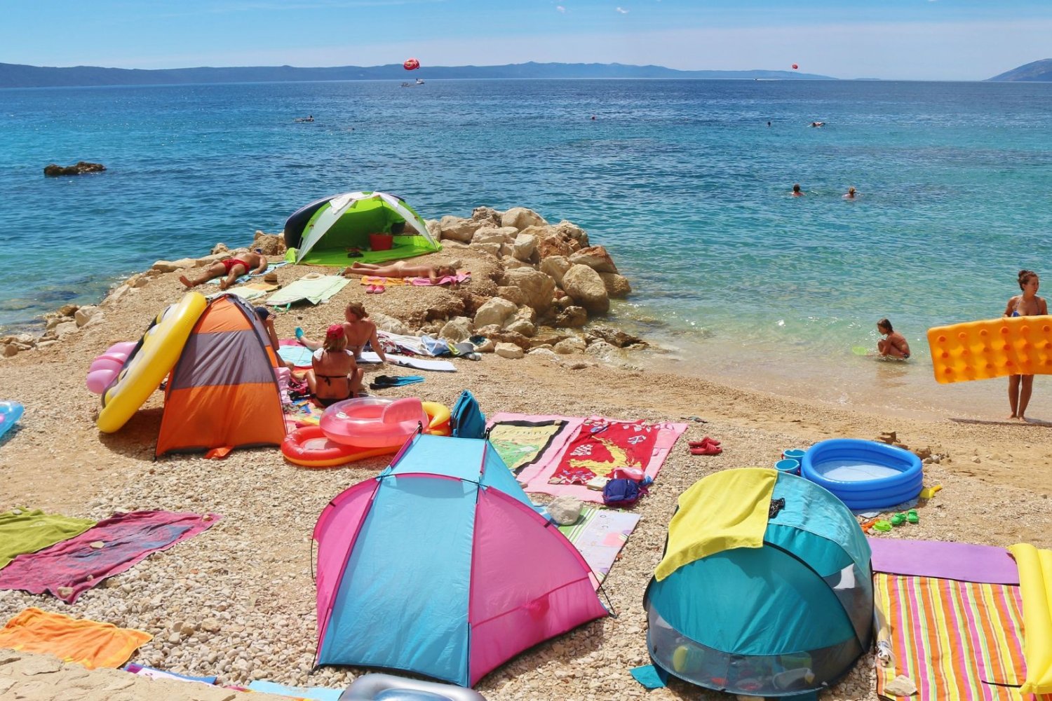 Chorwacja sprząta rzeczy zostawiane przez osoby rezerwujące miejsca na plaży