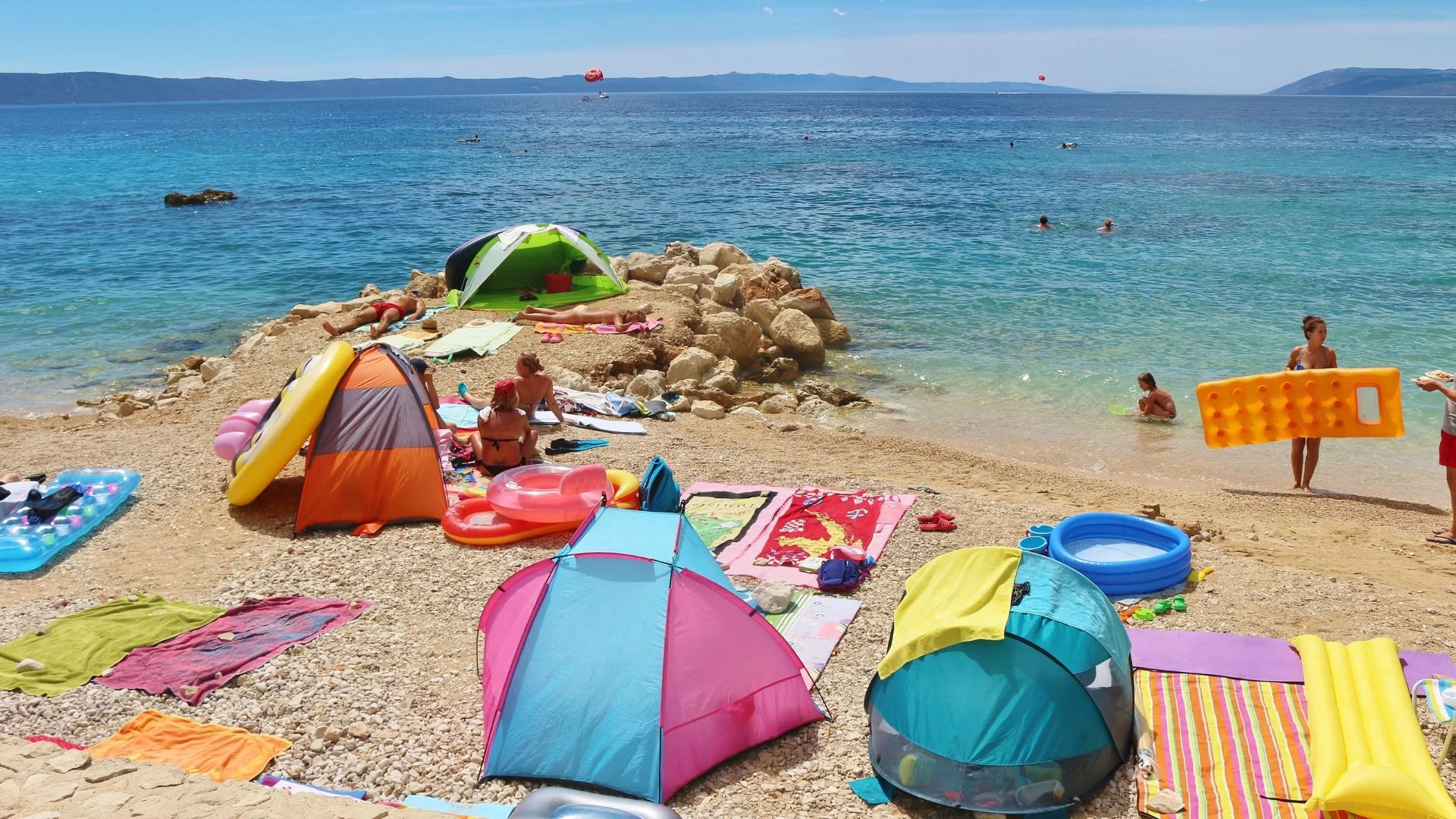 Chorwacja nie pozwala na rezerwowanie sobie miejsca na plaży Chorwacja sprząta rzeczy zostawiane przez osoby rezerwujące miejsca na plaży