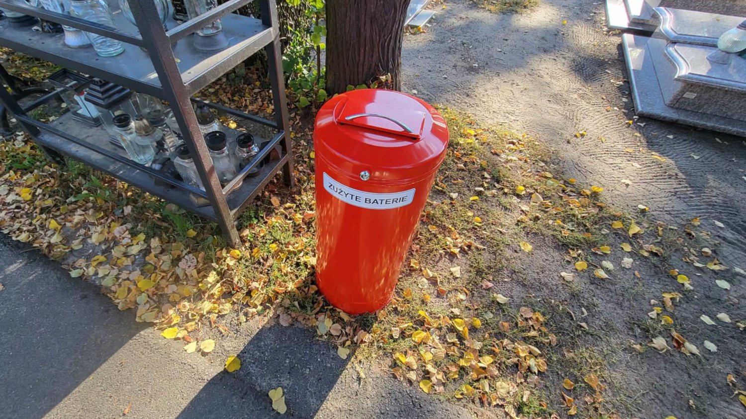 Czerwone kosze na cmentarzach w kolejnych miastach