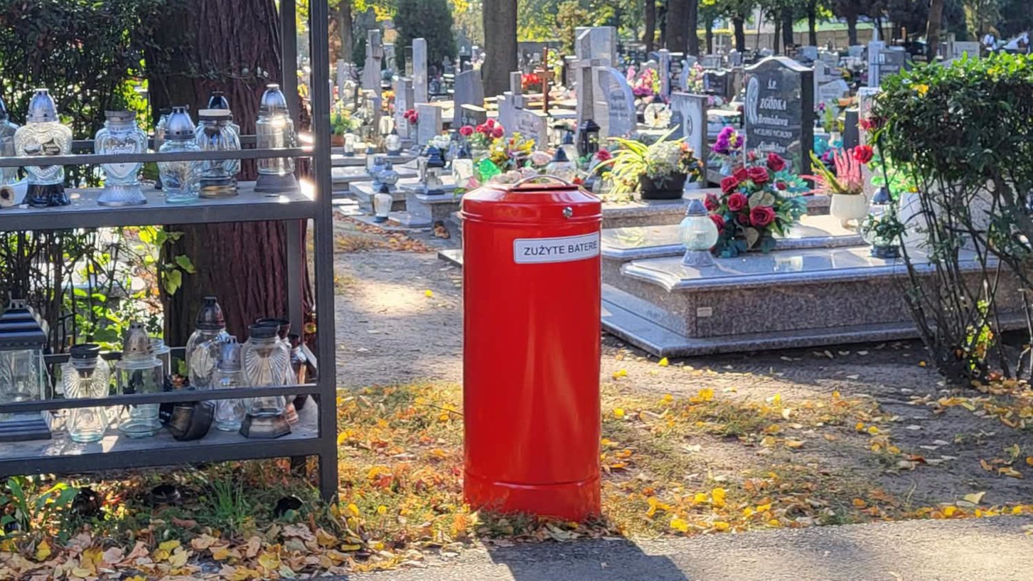 Czerwony kosz na cmentarzu to nowość. Jeden błąd 1 listopada kosztuje 5 tys. zł