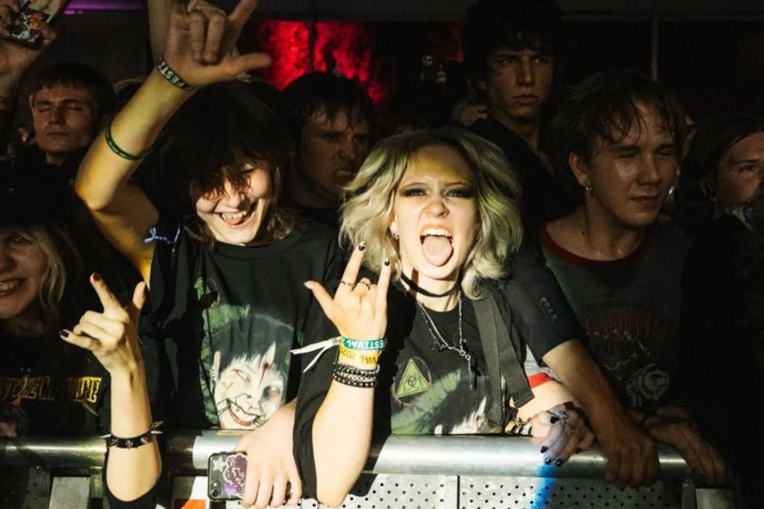 czestnicy polskiego festiwalu muzycznego bawiący się pod sceną w Katowicach OFF Festival