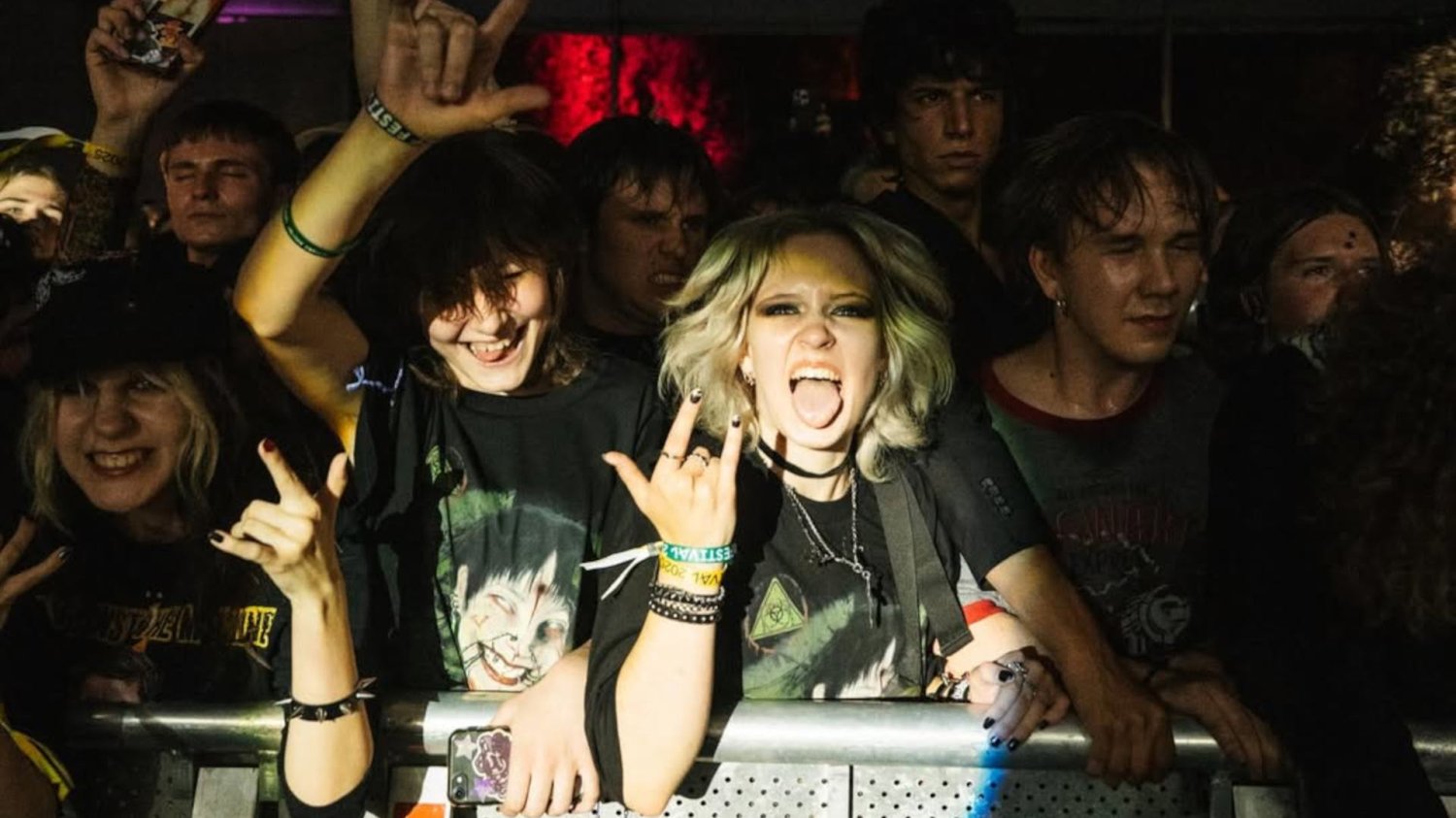 czestnicy polskiego festiwalu muzycznego bawiący się pod sceną w Katowicach OFF Festival