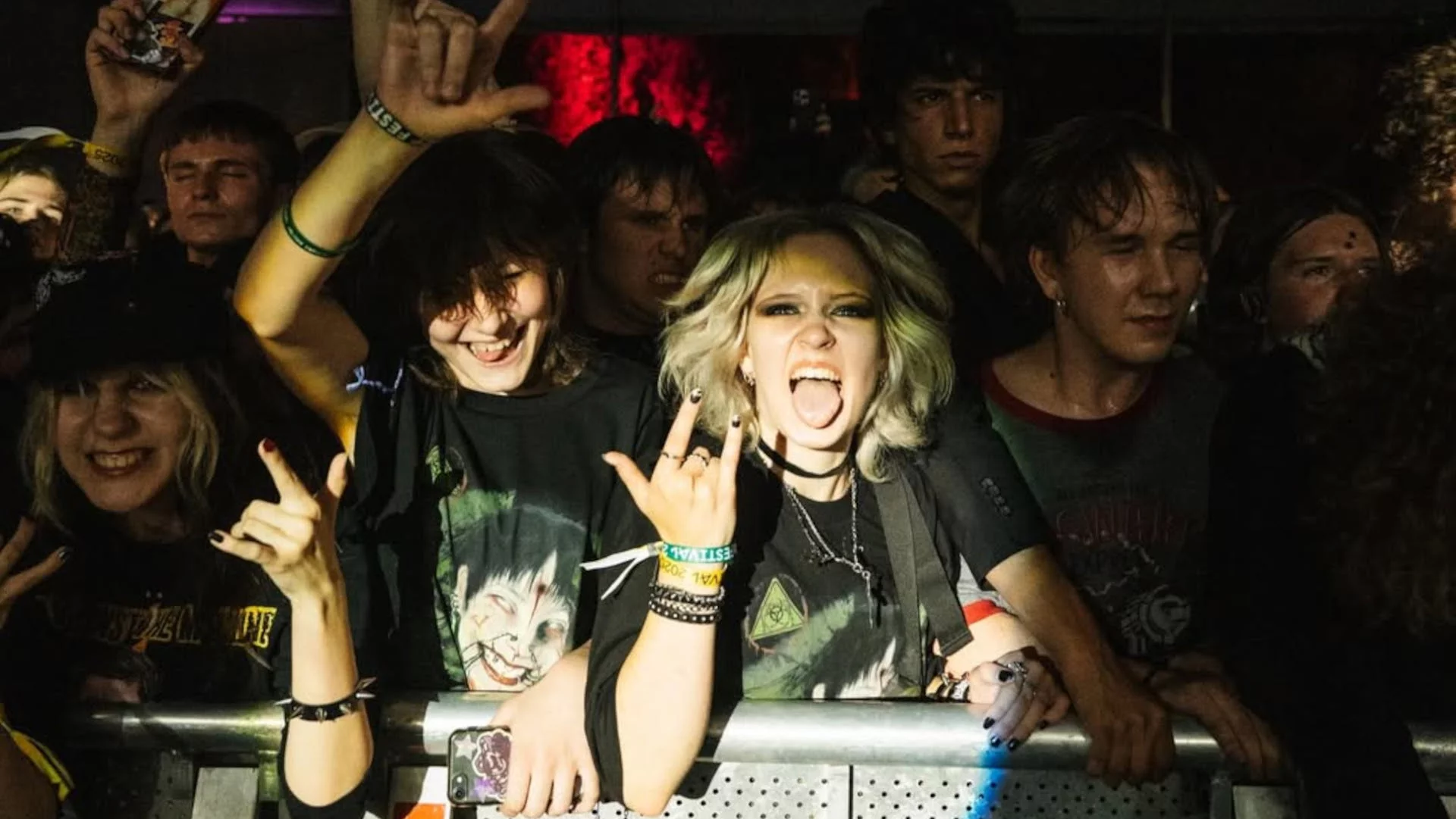 czestnicy polskiego festiwalu muzycznego bawiący się pod sceną w Katowicach OFF Festival